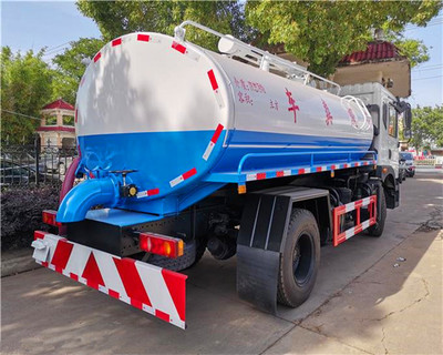 環(huán)衛(wèi)車(chē)中的關(guān)鍵角色 吸糞車(chē)的功能與應(yīng)用