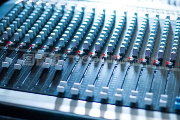錄音棚混音臺(tái)專業(yè)音樂(lè)制作