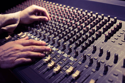 在演播室坐的微笑的年輕酣然的生產商